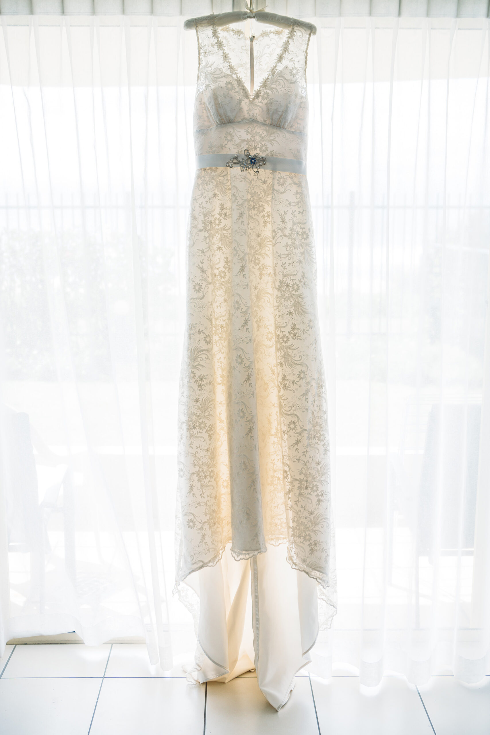 Taryn Andrew Vintage Beach Wedding SBS 001 scaled