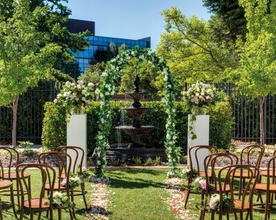 hotel kurrajong canberra garden 05 700x320 1