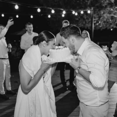 perfect wedding day timeline black and white bride and groom with cake