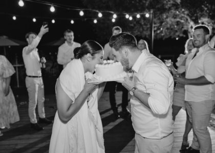 perfect wedding day timeline black and white bride and groom with cake
