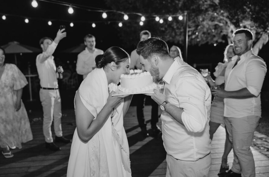 perfect wedding day timeline black and white bride and groom with cake
