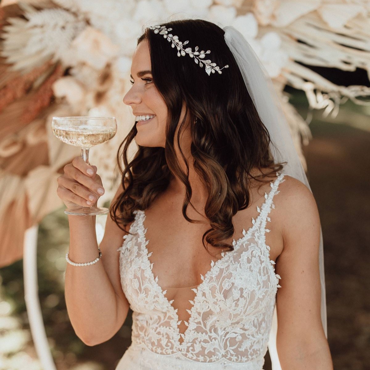https://assets.easyweddings.com/files/2023/03/08165421/M-Flair-Hair-Artistry-NSW-Wedding-Veil-choosing-the-right-veil-length-for-your-wedding-1.jpg