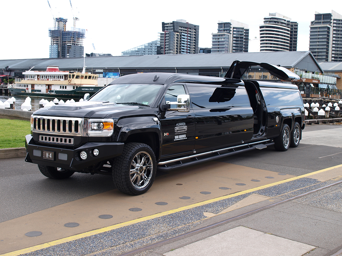 Stretch hummer limousine | Easy Weddings