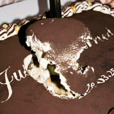Winter wedding must-haves including tiramisu