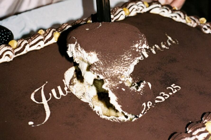 Winter wedding must-haves including tiramisu