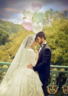 newlyweds holding balloons