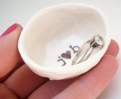 Engagement ring holder