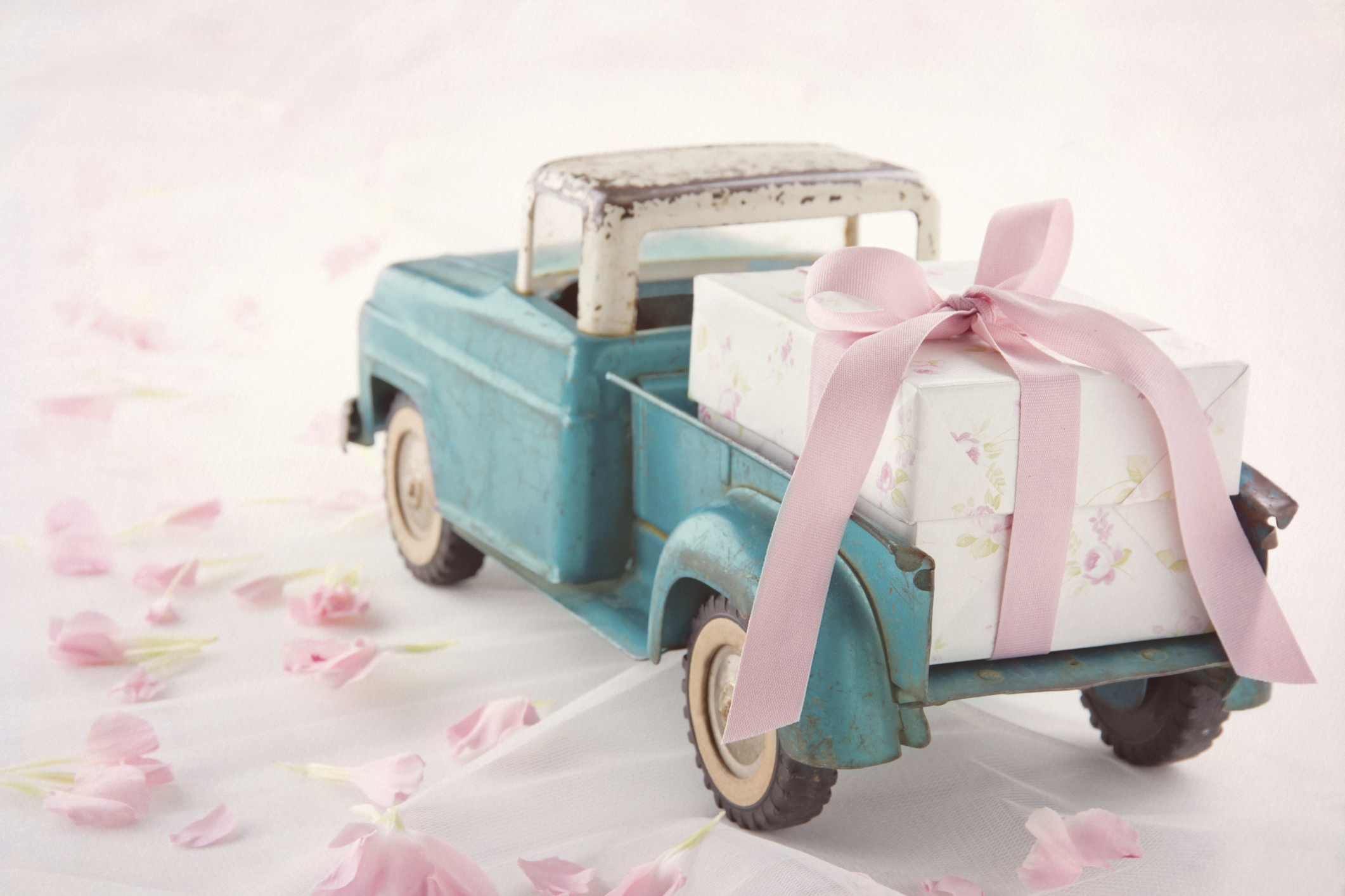 Deciding between wedding gift list providers