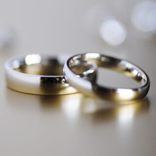 gold-wedding-rings|jeweler produces a ring of gold||Photographer Jacki Bruniquel’s hair is set alight while shooting a wedding ceremony|Photographer Jacki Bruniquel’s hair is set alight while shooting a wedding ceremony