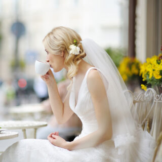 10-things-not-to-do-on-your-wedding-day|Bride and groom at outdoor cafe
