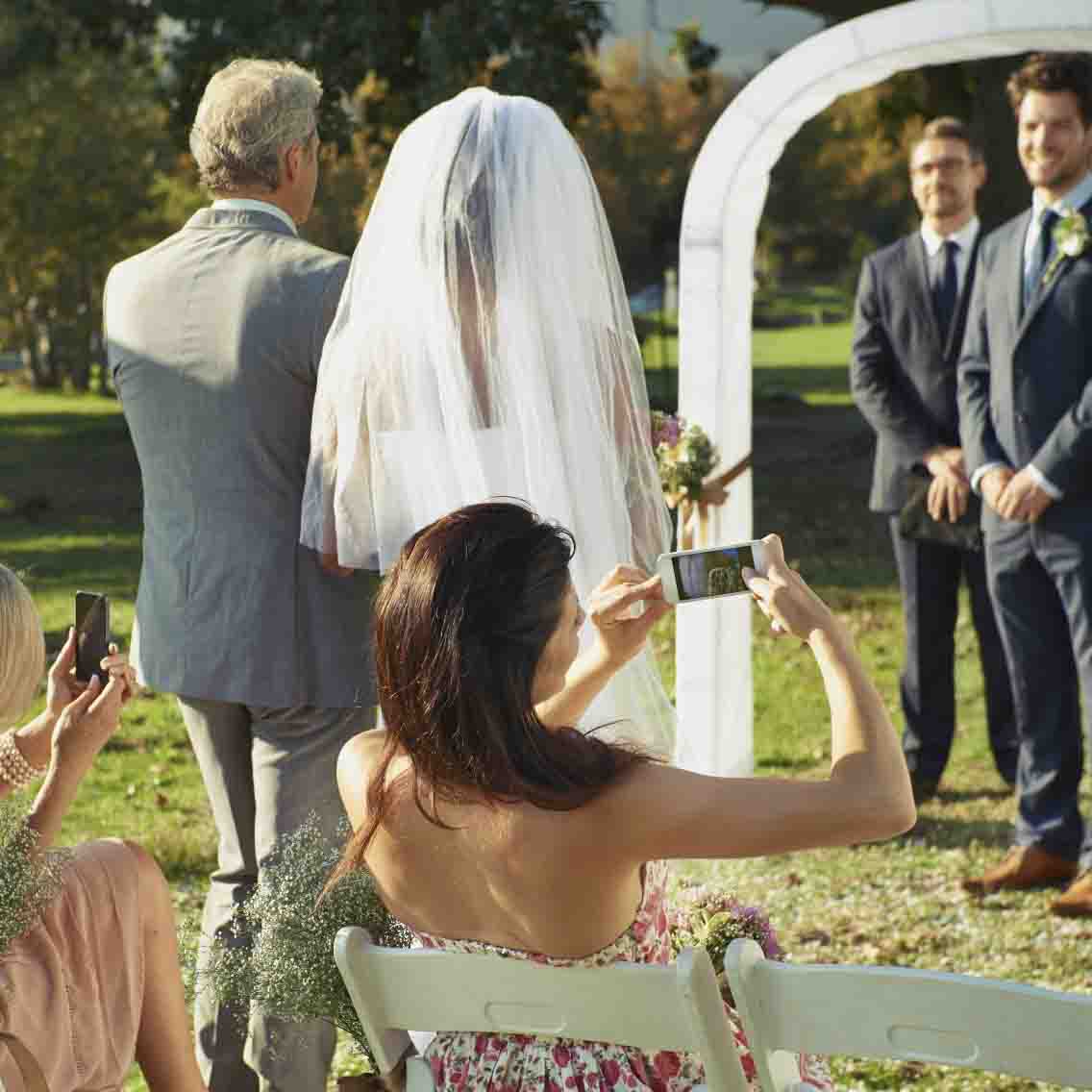 How to have an unplugged wedding ceremony