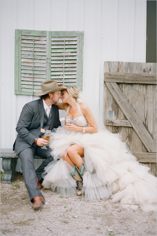 A down-to-Earth, chic country wedding – complete with cowboy hat and boots