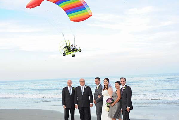 50 (awesome) wedding photobombs