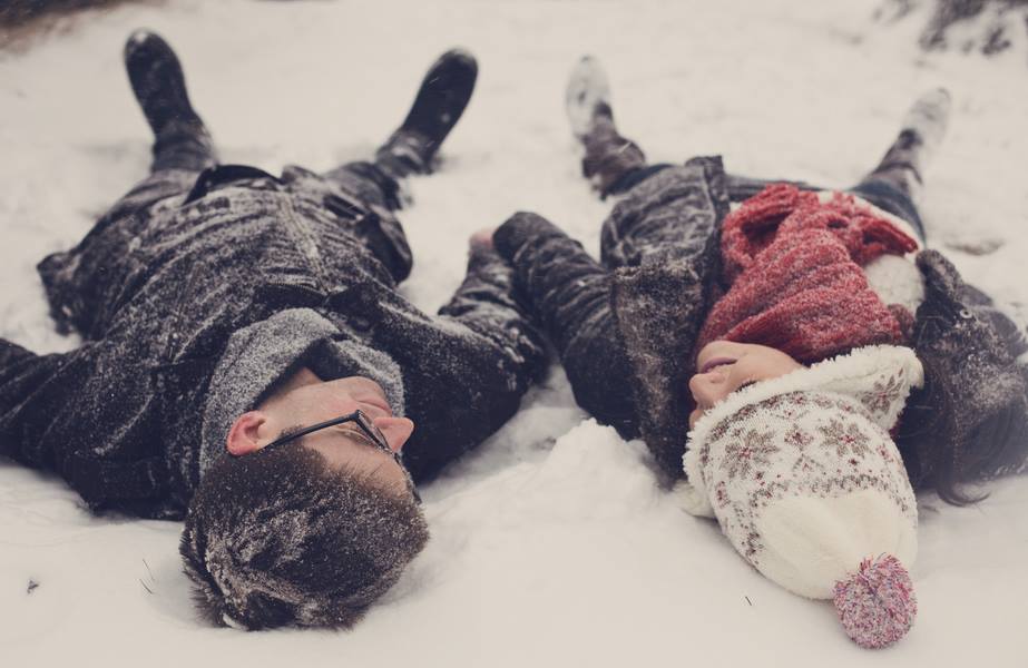 Snowy engagement photo shoot