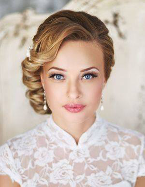 Perfect updo + pearl earrings!