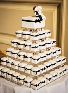 Pre-cut wedding cake|Pre-cut wedding cake