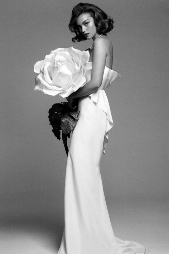 Perfect bridal styling + single-bloom bouquet