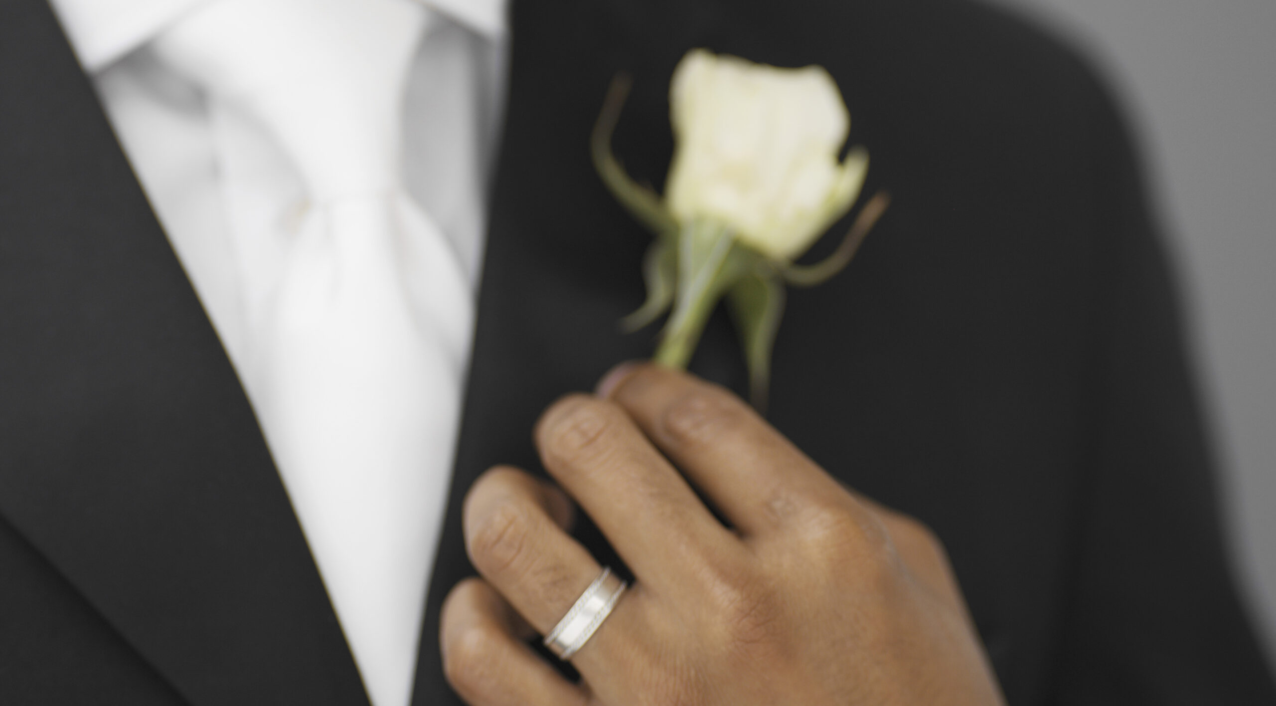 Men’s wedding rings: It’s about being modern – and practical