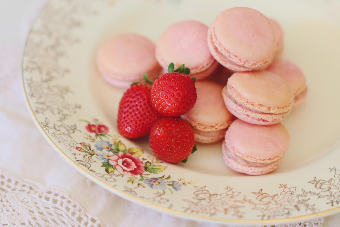 DIY: The MOST delicious (strawberry) macarons IN. THE. WORLD!