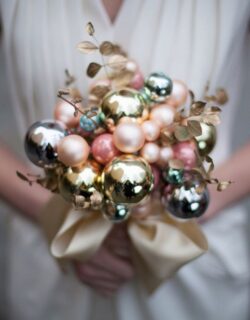 Beautiful Christmas bauble wedding bouquets||||Christmas wedding bouquet made of baubles|