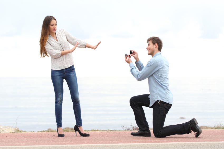 Video: Awkward marriage proposal fails