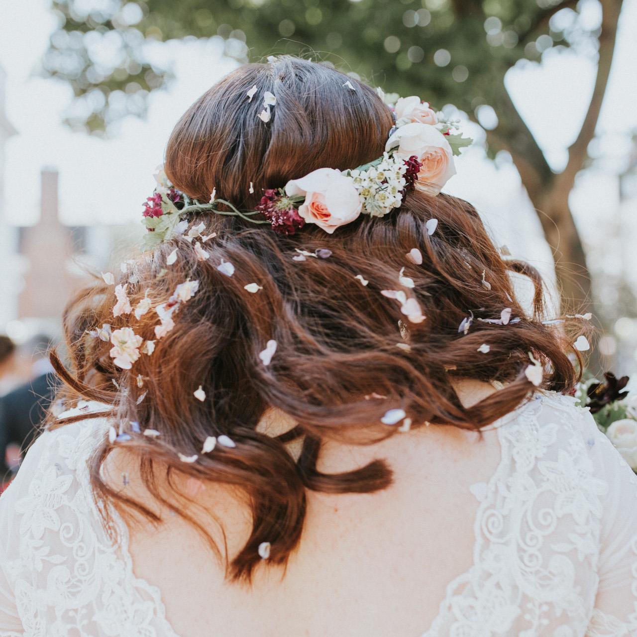10 ways to keep your wedding guests happy