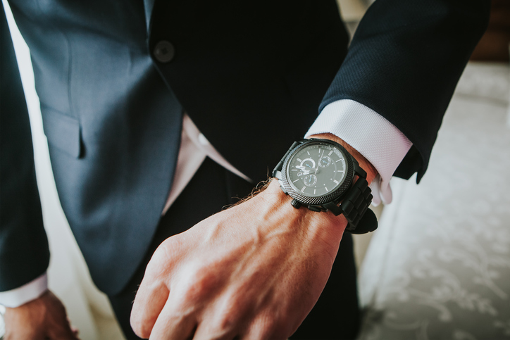 How late is ‘fashionably late’ to arrive at your wedding?