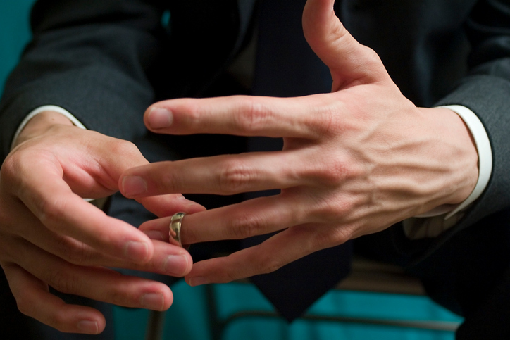Male engagement rings: Should I buy one?