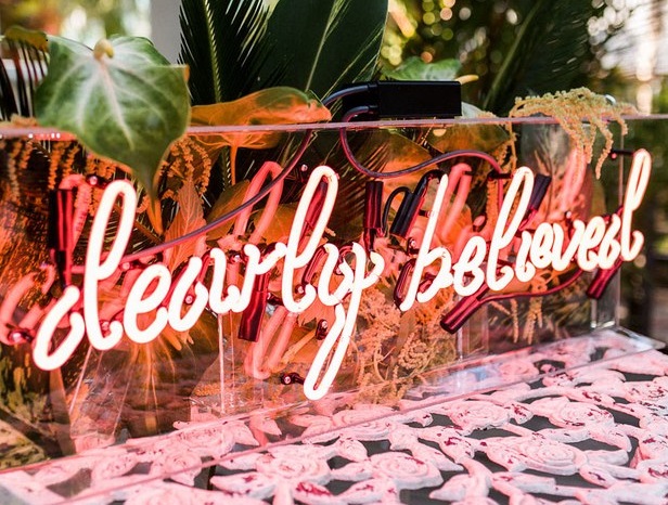 Trend alert: neon wedding signs