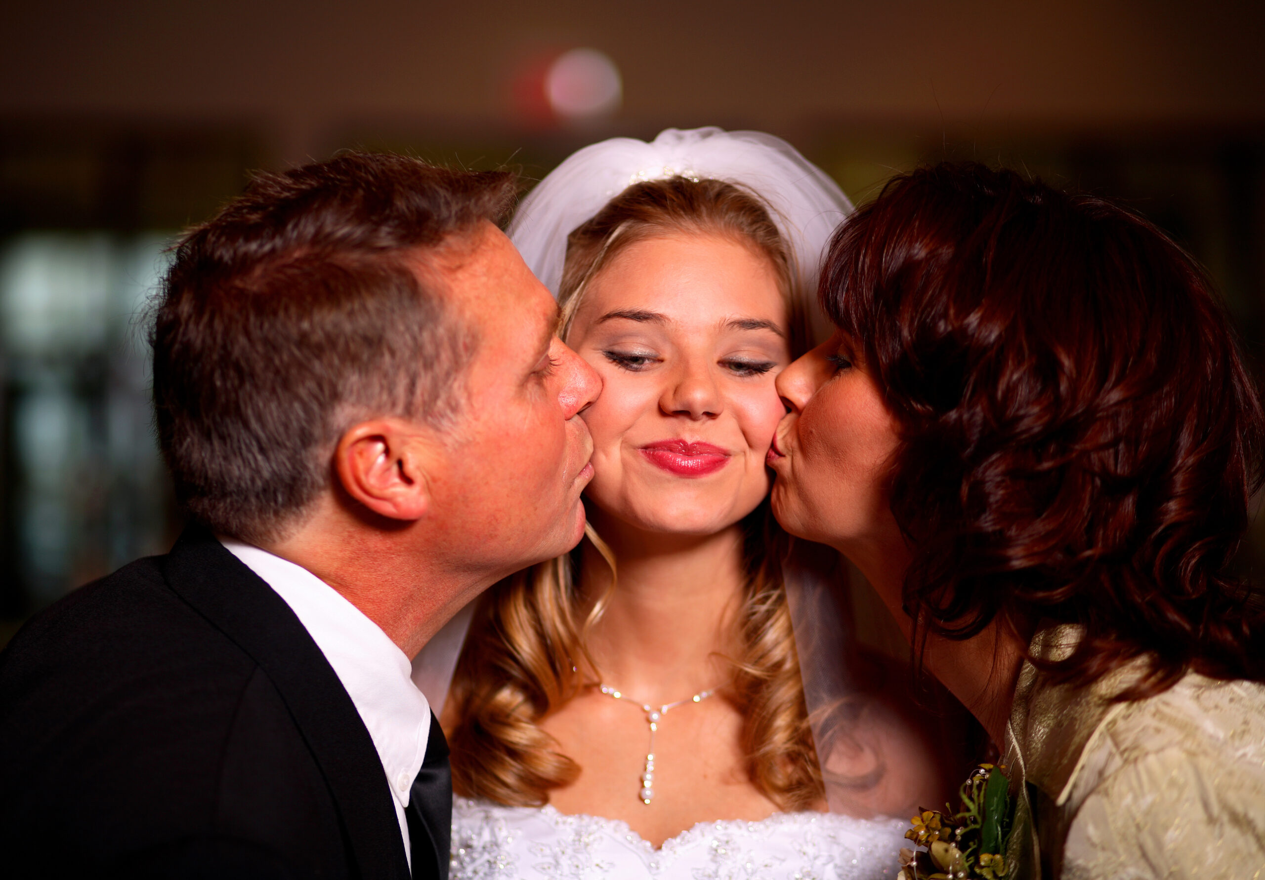 Lovely gifts to give parents on your wedding day