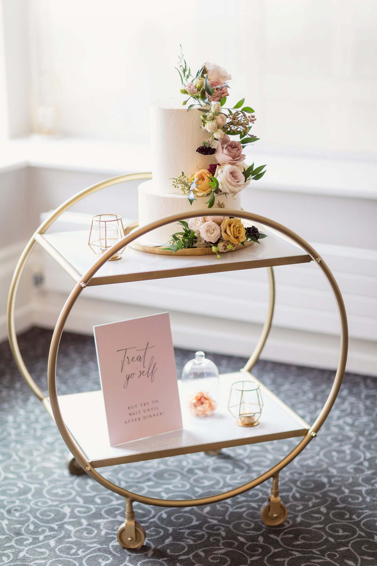 12 gorgeous wedding cakes with fresh flowers