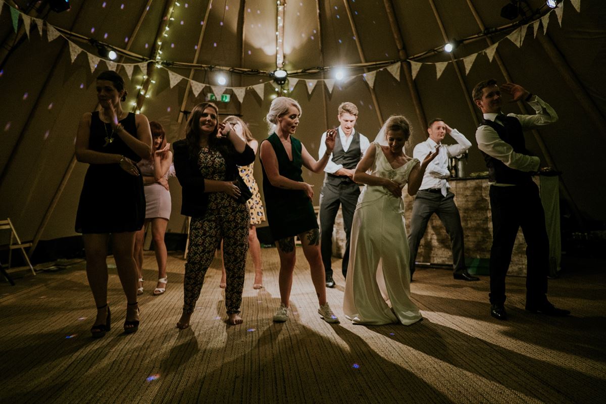 The ideal reception sequence to keep your wedding vibes strong